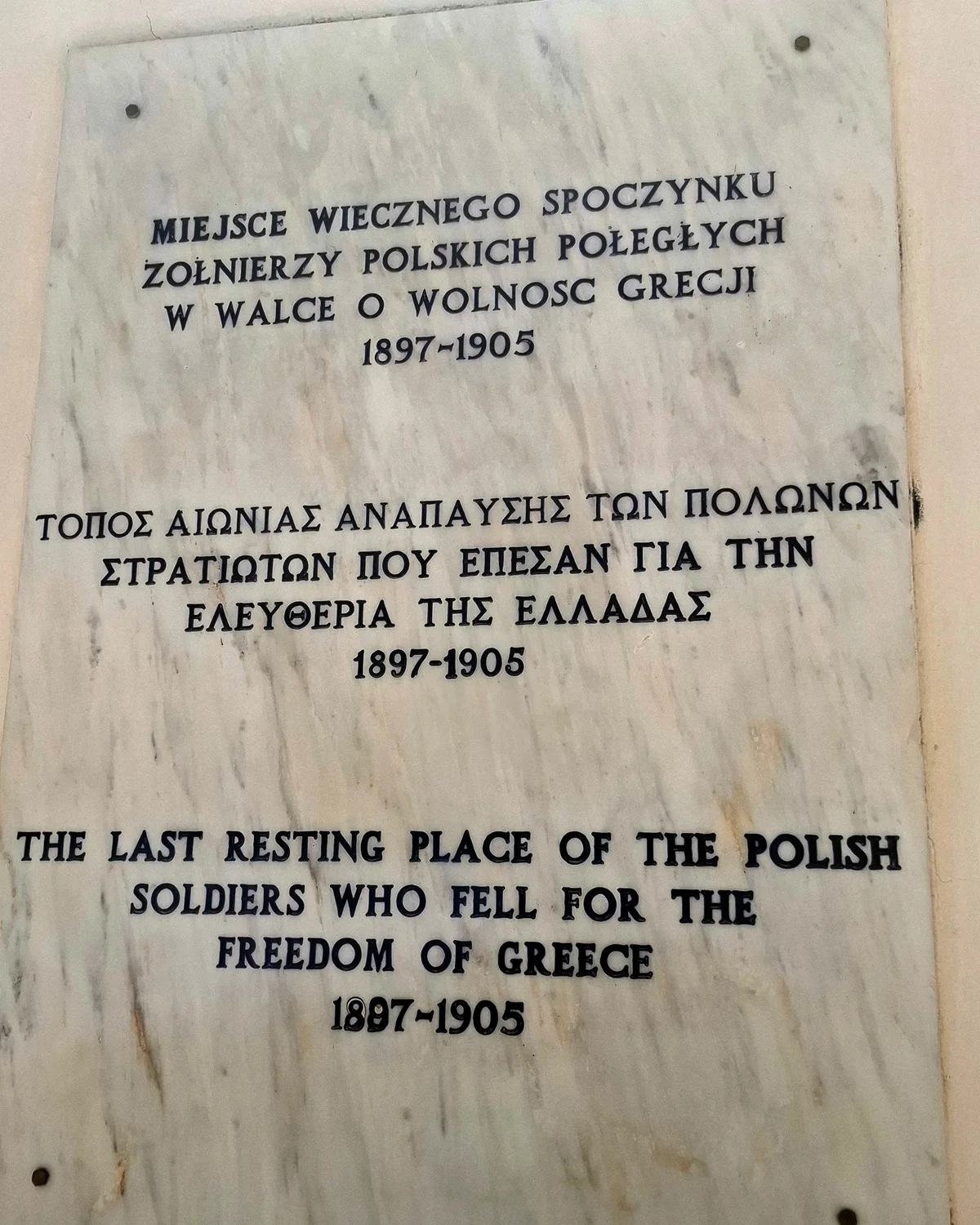 Marmurowa tablica na murze polskiego cmentarza w Rethymno poświęcona polskim żołnierzom